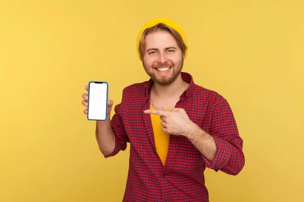 Şapkalı Kareli Gömlekli Mutlu Hippi Adam Cep Telefonu Ekranını Boş — Stok fotoğraf