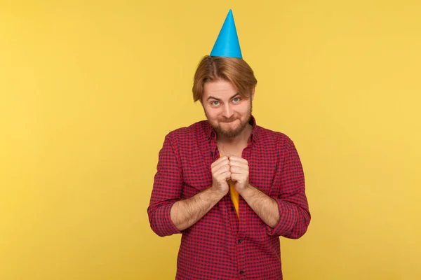 Heureux Gars Joyeux Avec Drôle Cône Fête Sur Tête Frottant — Photo