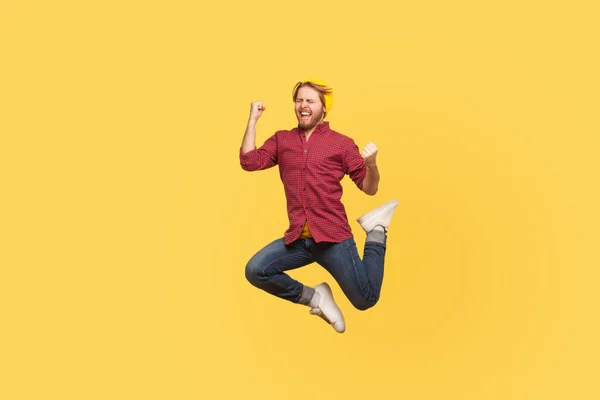 Entusiasta Chico Victorioso Encantado Saltando Alto Trampolín Volando Aire Gritando — Foto de Stock