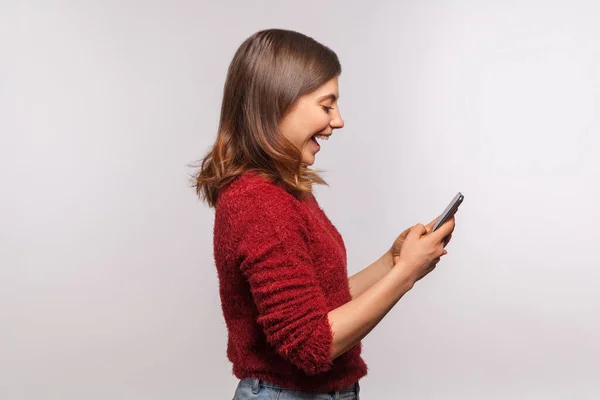 Seitenansicht Erstaunt Brünettes Mädchen Zotteligem Pullover Mit Handy Mit Überraschtem — Stockfoto