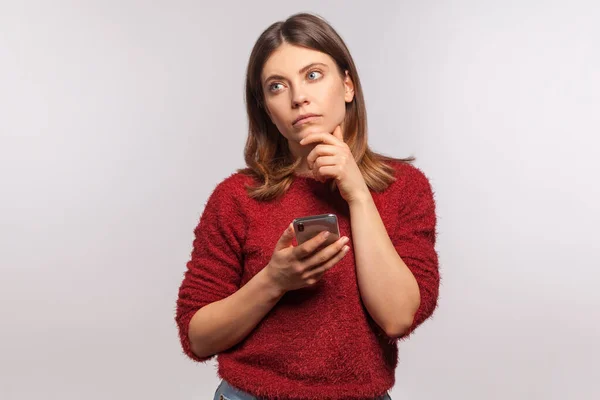 Ragionevole Donna Pensierosa Maglione Shaggy Piedi Con Telefono Cellulare Toccando — Foto Stock