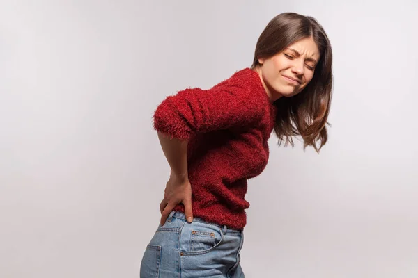 Ungesundes Mädchen Zotteligem Pullover Das Schmerzenden Rücken Berührt Akute Schmerzen — Stockfoto