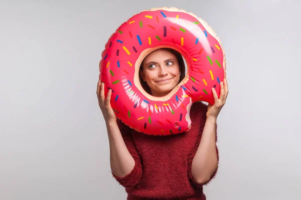 Divertida Chica Feliz Mirando Través Anillo Goma Rosada Donut Sonriendo —  Fotos de Stock
