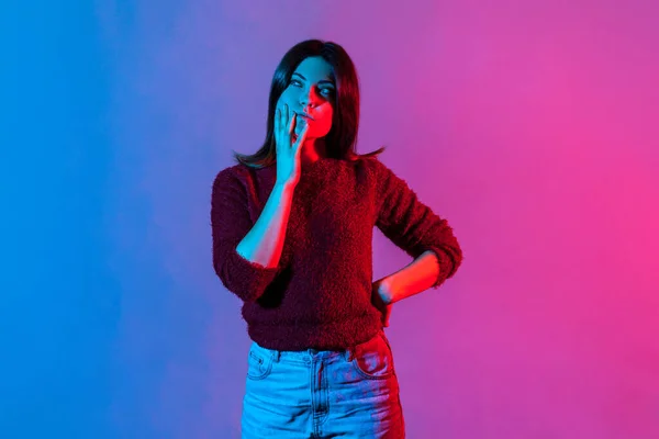 Hmm Moet Nadenken Neon Licht Portret Van Bedachtzame Vrouw Raken — Stockfoto