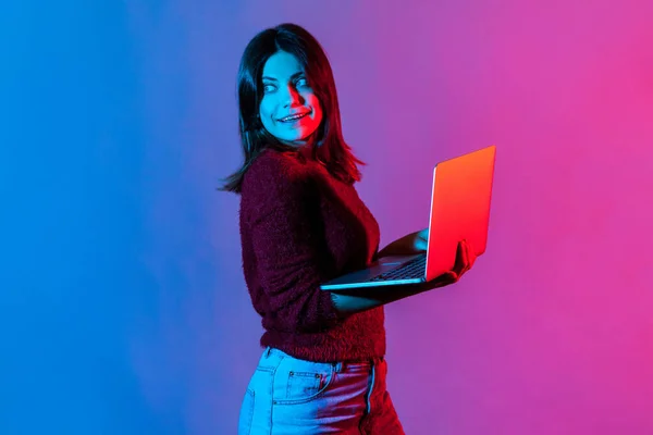 Neon Φως Πορτρέτο Της Επιτυχημένης Χαρούμενη Υπάλληλος Γραφείου Κορίτσι Κοιτάζοντας — Φωτογραφία Αρχείου