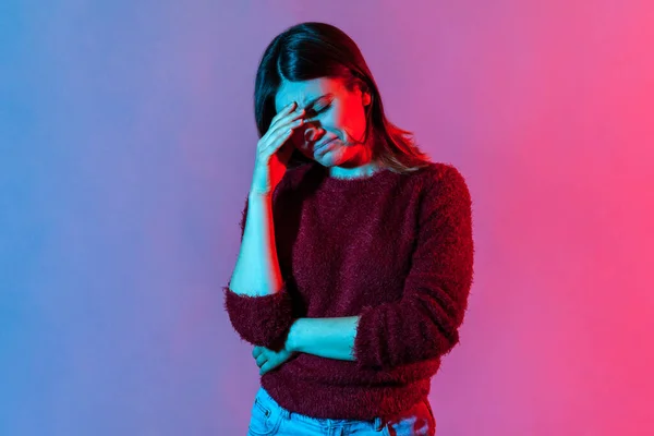 Neon Licht Portret Van Overstuur Depressieve Jonge Vrouw Houdt Haar — Stockfoto