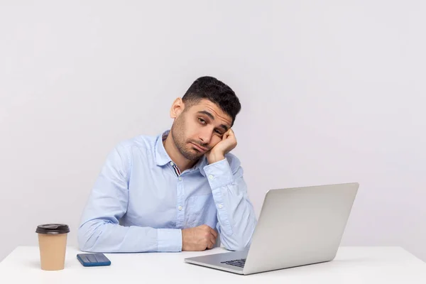 Infeliz Preguiçoso Ineficiente Homem Empregado Sentado Escritório Local Trabalho Com — Fotografia de Stock