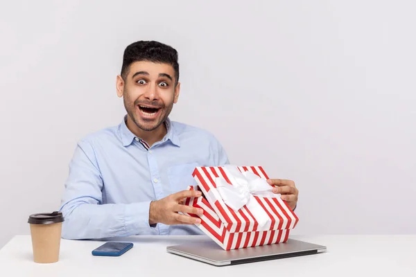 Verbazingwekkende Vrolijke Man Werknemer Zit Kantoor Werkplek Het Openen Van — Stockfoto