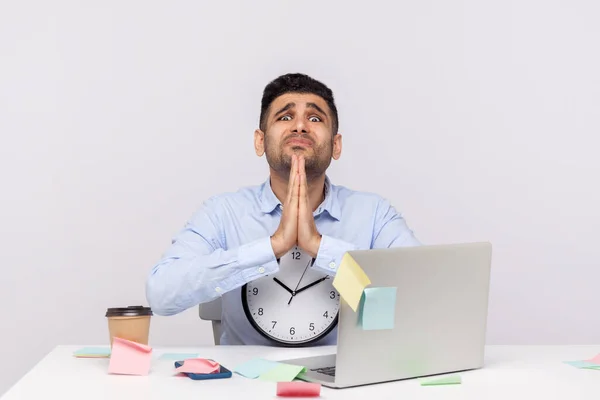 Impiegato Uomo Infelice Seduto Sul Posto Lavoro Ufficio Tenendo Orologio — Foto Stock