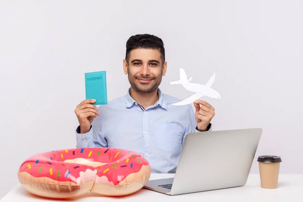Fröhlicher Mann Mit Papierflugzeug Und Reisepass Der Hand Büroarbeitsplatz Mit — Stockfoto