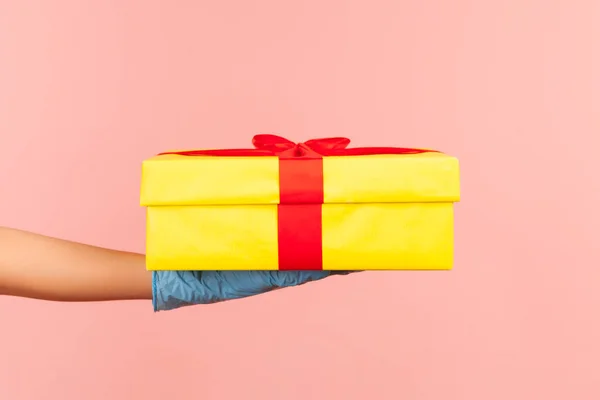 Profiel Zijaanzicht Close Van Menselijke Hand Blauwe Chirurgische Handschoenen Met — Stockfoto