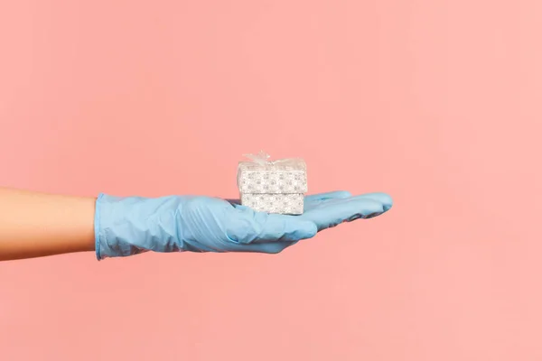 Profiel Zijaanzicht Close Van Menselijke Hand Blauwe Chirurgische Handschoenen Met — Stockfoto