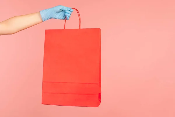 Kırmızı Alışveriş Torbası Tutan Mavi Eldivenli Insan Elinin Profil Yan — Stok fotoğraf