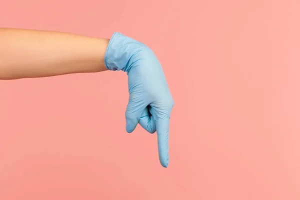 Profiel Zijaanzicht Close Van Menselijke Hand Blauwe Chirurgische Handschoenen Tonen — Stockfoto