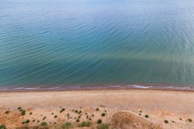 Güneşli bir yaz gününde deniz manzarası. 