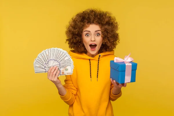 Wow Cashback Compras Segunda Mano Retrato Mujer Pelo Rizado Sorprendida — Foto de Stock