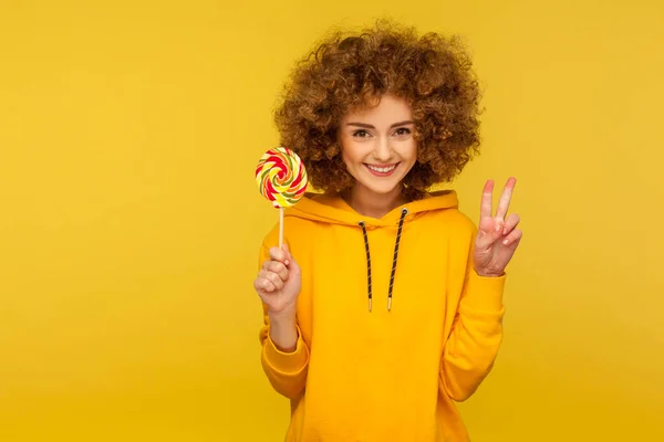 Doces Arco Íris Retrato Mulher Cabelos Encaracolados Moderna Feliz Estilo — Fotografia de Stock