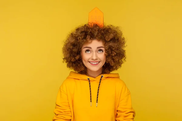 Desejo Casa Retrato Feliz Alegre Encaracolado Jovem Mulher Estilo Urbano — Fotografia de Stock