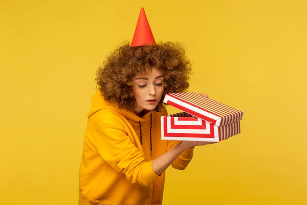 Retrato Curiosa Mulher Cabelos Encaracolados Com Chapéu Cone Festa Engraçado — Fotografia de Stock