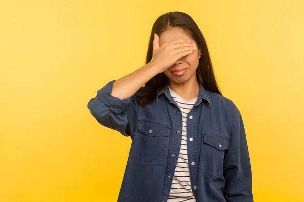 Nechci Dívat Portrét Zmatené Rozrušené Dívky Džínové Košili Zakrývající Oči — Stock fotografie