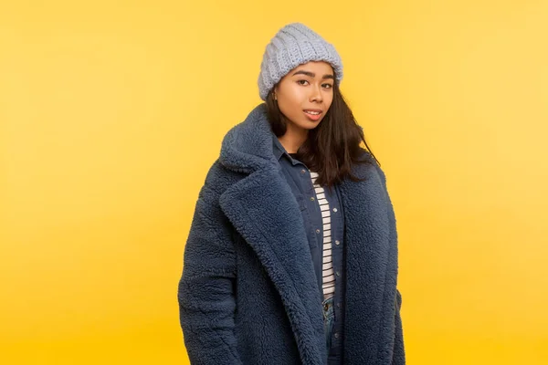 Portret Van Een Vrolijke Mooie Jonge Vrouw Met Warme Winterhoed — Stockfoto