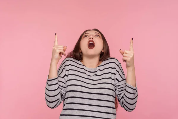 Wow Mira Arriba Anuncio Increíble Retrato Una Mujer Guapa Sorprendida — Foto de Stock