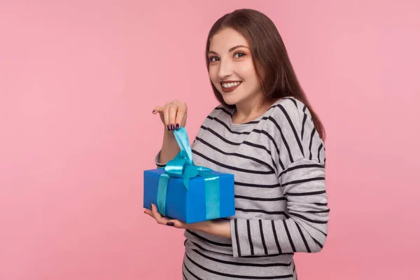 Porträtt Härlig Lycklig Kvinna Sweatshirt Packa Upp Födelsedagspresent Öppna Present — Stockfoto