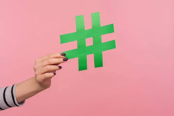 Closeup Χέρι Κρατώντας Μεγάλο Πράσινο Χαρτί Hashtag Υπογράψει Δείχνοντας Σύμβολο — Φωτογραφία Αρχείου