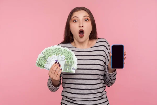 Niesamowita Mobilna Aplikacja Bankowa Portret Zaskoczonej Kobiety Trzymającej Banknoty Euro — Zdjęcie stockowe