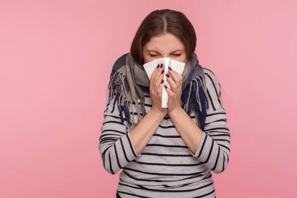 Retrato Una Mujer Enferma Envuelta Una Bufanda Caliente Estornudando Una —  Fotos de Stock
