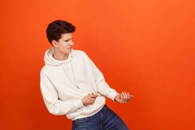 Kapüşonlu, sıradan tişörtlü, güçlü, ısrarcı genç bir adam. Amaçlarına ulaşan, yeni başlayan bir genç. Turuncu arka planda kapalı stüdyo çekimleri