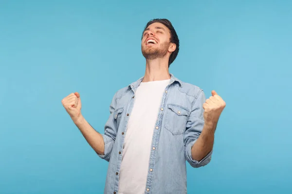 Euforia Victoria Retrato Del Hombre Entusiasta Encantado Camisa Vaquera Trabajador — Foto de Stock