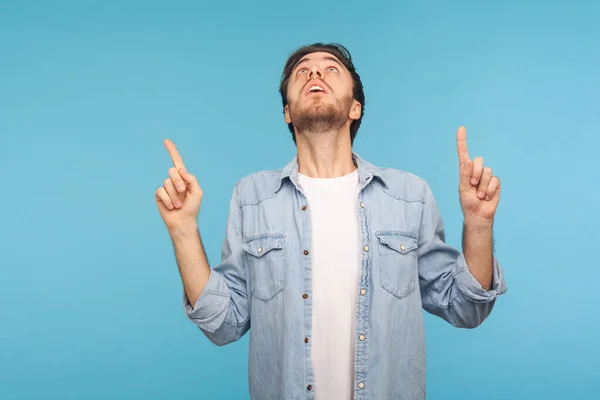 Uau Olha Para Anúncios Acima Retrato Homem Surpreso Camisa Jeans — Fotografia de Stock