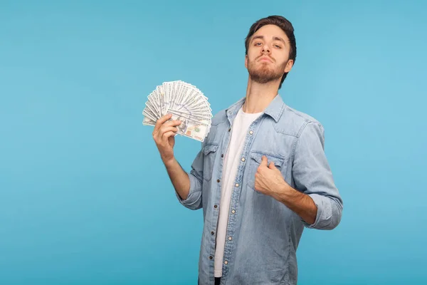 Mereço Homem Arrogante Camisa Ganga Trabalhador Mostrando Notas Dólar Apontando — Fotografia de Stock