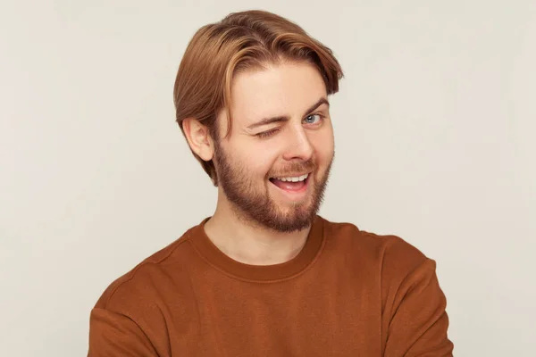 Retrato Joven Optimista Feliz Con Pelo Limpio Barba Usando Sudadera — Foto de Stock