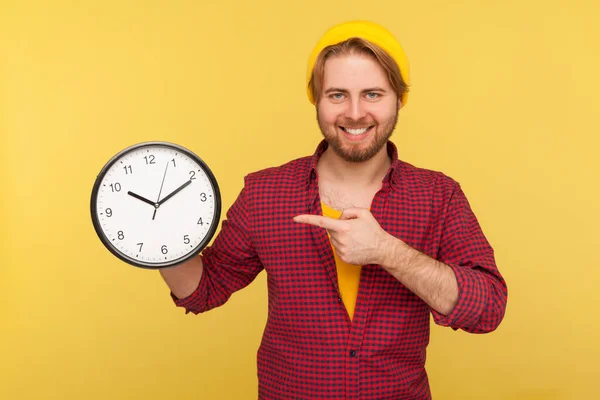 Olha Para Relógio Não Apresses Cara Hipster Positivo Camisa Quadriculada — Fotografia de Stock