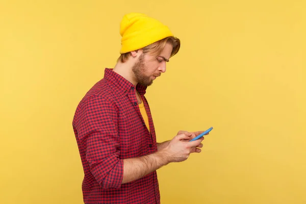 Вид Збоку Модний Хлопець Хіпстерському Капелюсі Сорочці Використовуючи Мобільний Телефон — стокове фото