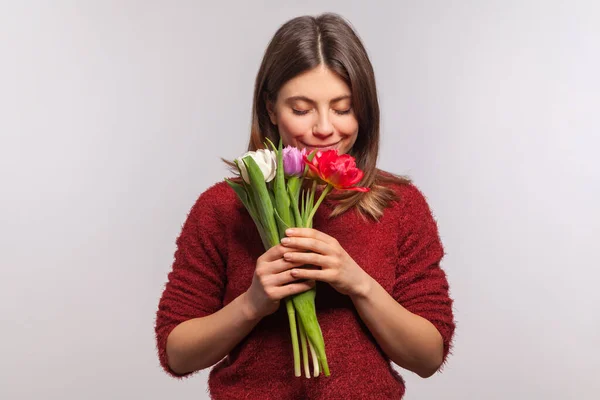 Porträtt Romantisk Vacker Brunett Flicka Luktar Blommor Bukett Och Ler — Stockfoto