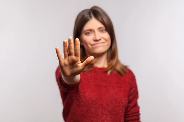 Conceito Proibição Retrato Menina Camisola Desgrenhada Esticando Mão Avisando Com — Fotografia de Stock