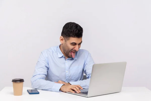 Lustiger Mann Mitarbeiter Sitzt Büro Arbeitsplatz Mit Laptop Auf Schreibtisch — Stockfoto