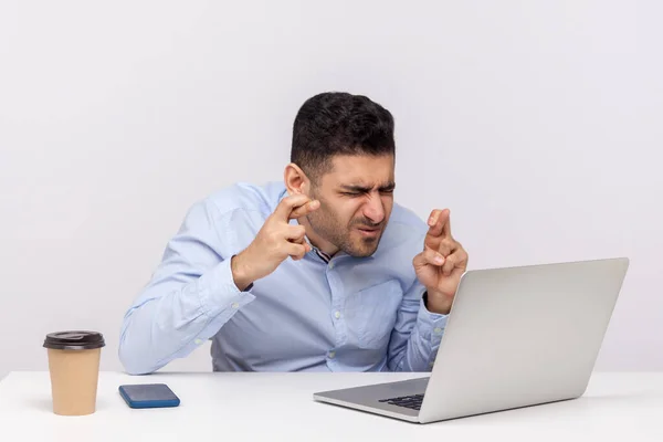 Homem Empregado Sentado Escritório Local Trabalho Mantendo Olhos Fechados Dedos — Fotografia de Stock