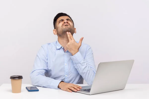 Empregado Masculino Deprimido Perturbado Sentado Local Trabalho Escritório Com Laptop — Fotografia de Stock