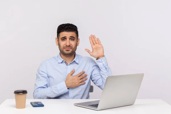 Zweer Het Eerlijke Zakenman Zittende Kantoor Werkplek Met Laptop Het — Stockfoto