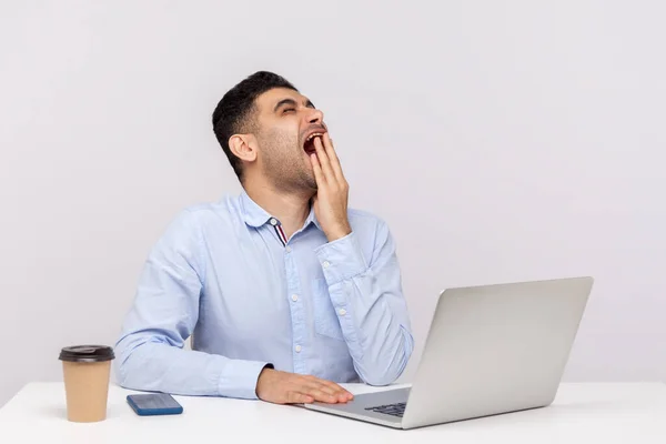 Homem Cansado Entediado Empregado Sentado Escritório Local Trabalho Com Laptop — Fotografia de Stock
