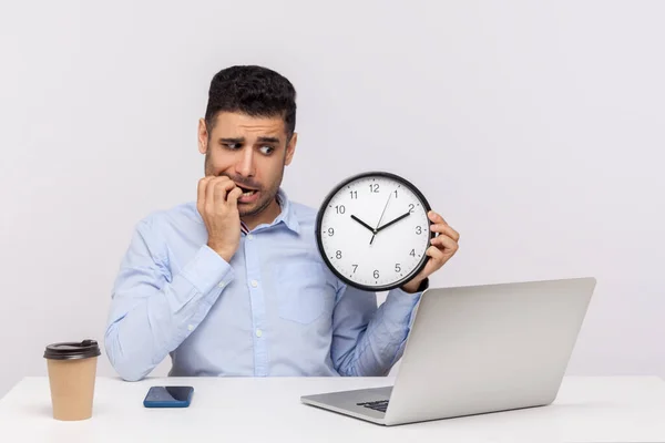 Concepto Fecha Límite Nervioso Hombre Ansioso Empleado Sentado Lugar Trabajo — Foto de Stock