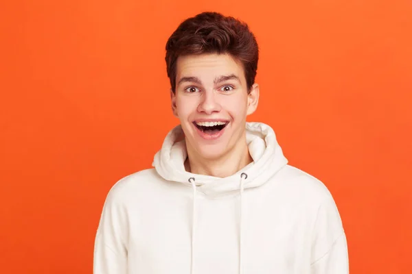 Joven Extremadamente Feliz Con Los Ojos Boca Muy Abiertos Sonriendo — Foto de Stock