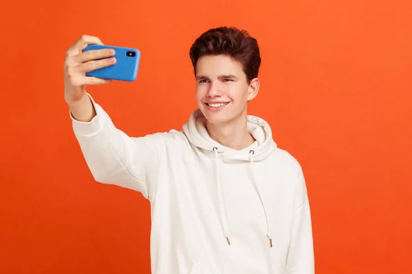 Hezký Veselý Teenager Neformálním Stylu Mikina Drží Smartphone Dělat Selfie — Stock fotografie