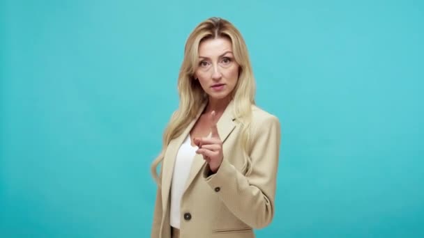 Serious Bossy Erwachsene Dame Business Anzug Wedelt Mit Dem Finger — Stockvideo