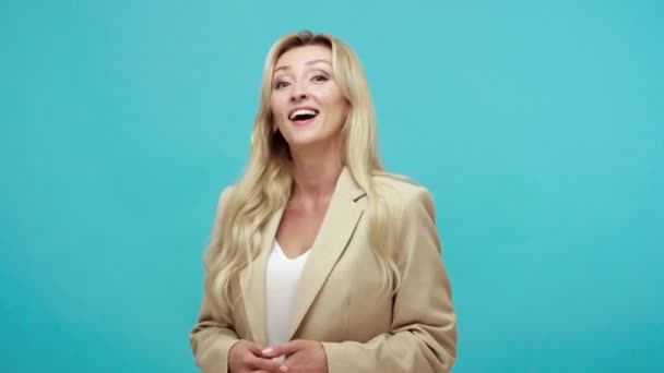 Demandais Femme Gaie Avec Sarcasme Dérision Pointant Doigt Caméra Souriant — Video