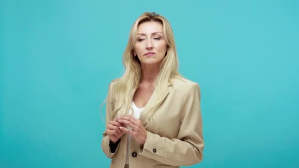 Mulher Meia Idade Pensativo Perturbado Jaqueta Estilo Negócios Tomada Decisão — Vídeo de Stock